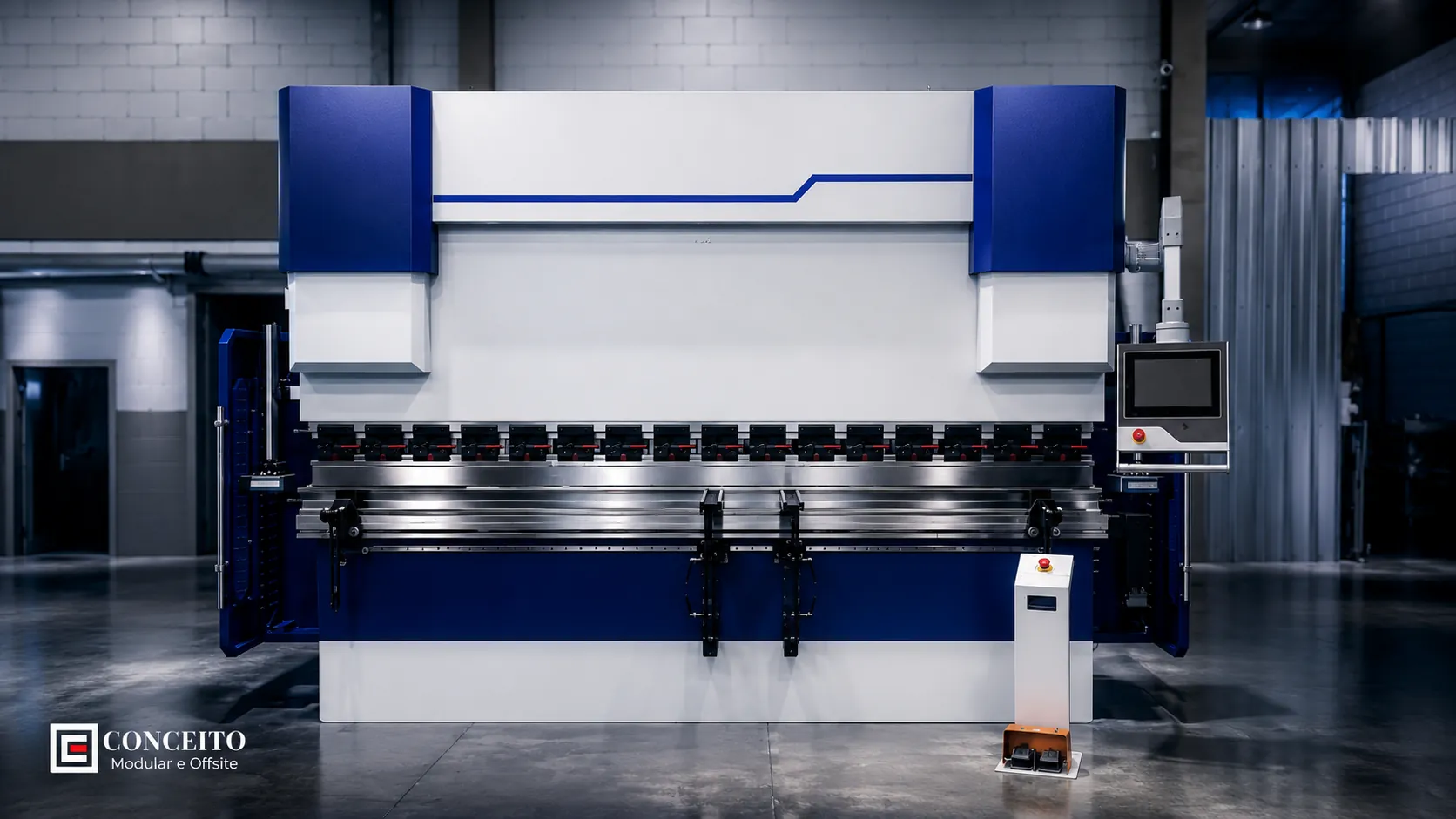 Dobradeira CNC de grande porte na fábrica Conceito